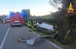 San Teodoro, auto si ribalta sulla 125: due feriti