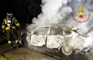 Incendio a Dolianova, auto in fiamme nella notte: nessuna persona coinvolta