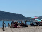 Cagliari, ombrelloni e sole caratterizzano la Pasquetta: primo assaggio d’estate