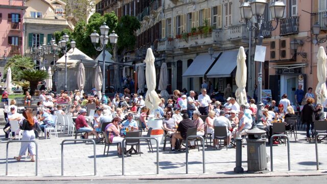 Turisti in Piazza Yenne a Cagliari