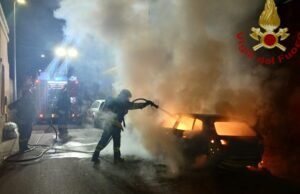 Maracalagonis, in fiamme un’auto in sosta: evitata propagazione alle abitazioni