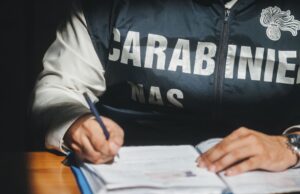 Quartu, deposito senza requisiti igienici: sequestrate 17.000 bottiglie d’acqua