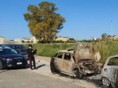 Notte di fuoco a Cagliari, quattro auto incendiate: non si esclude la matrice dolosa