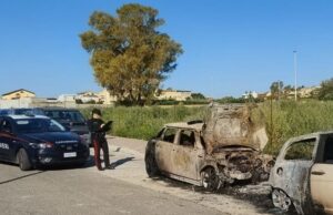 Notte di fuoco a Cagliari, quattro auto incendiate: non si esclude la matrice dolosa