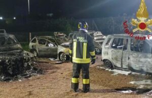 Sassari, incendio in una concessionaria di auto usate: 10 veicoli distrutti