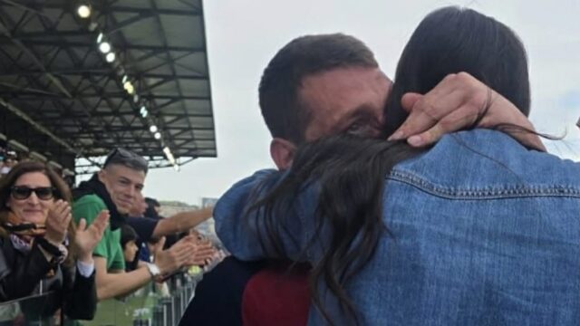 Belotti abbraccia la moglie Giorgia