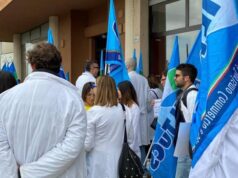 Oristano, farmacisti in piazza per protesta: “Vogliamo salari dignitosi e rispetto”