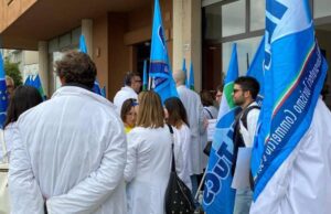 Oristano, farmacisti in piazza per protesta: “Vogliamo salari dignitosi e rispetto”