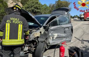 San Pantaleo, brutto scontro tra auto e mezzo pesante: feriti trasportati in ospedale