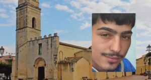 Assemini, l’addio a Michele Murgia: amici in motorino e il suo volto nelle magliette