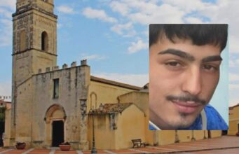 Assemini, l’addio a Michele Murgia: amici in motorino e il suo volto nelle magliette