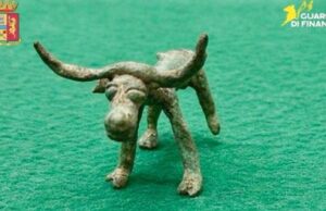 Oristano, teneva in casa decine di reperti archeologici nuragici: denunciato