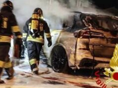 Incendio a Olbia, le fiamme distruggono 3 auto nel parcheggio di un hotel