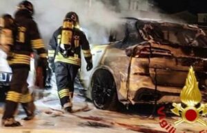 Incendio a Olbia, le fiamme distruggono 3 auto nel parcheggio di un hotel