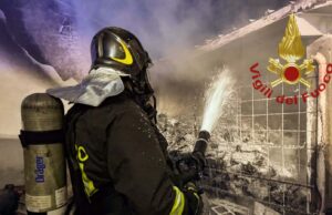Incendio a Zerfaliu, distrutto un capanno: coinvolti mezzi e legname