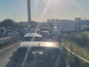 Elmas, auto ribaltata lungo la 130: traffico paralizzato