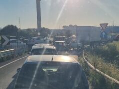 Elmas, auto ribaltata lungo la 130: traffico paralizzato