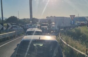 Elmas, auto ribaltata lungo la 130: traffico paralizzato