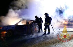 Paura a Villasor, auto in fiamme in via Cagliari: non si registrano feriti