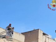 Paura a Cagliari, fiamme nella canna fumaria di un locale: lievi danni interni