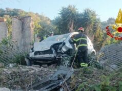 Auto contro un muretto a secco ad Alghero, ferita una donna