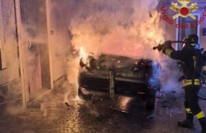 Sant’Antioco, auto in fiamme nella notte: danni anche a un’abitazione