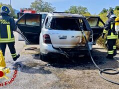 Olbia, auto in fiamme a bordo strada: scongiurato l’incendio della vegetazione