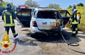 Olbia, auto in fiamme a bordo strada: scongiurato l’incendio della vegetazione