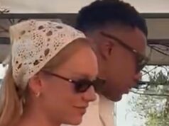 Mbappè a Cagliari con la compagna, l’ironia dei tifosi: “Benvenuto in rossoblù”