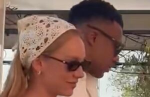Mbappè a Cagliari con la compagna, l’ironia dei tifosi: “Benvenuto in rossoblù”