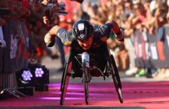 Addio ad Alex Zanardi, l’atleta si è spento a 59 anni: nel 2017 fece il triathlon in Sardegna