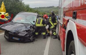 Sassari, schianto tra auto e furgone: due feriti estratti dai Vigili del fuoco