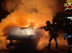 Paura a Cagliari lungo la 554, un’automobile va a fuoco: illeso il conducente