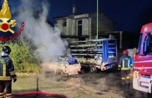 Ittiri, automobile e furgone incendiati nella notte: mezzi fortemente danneggiati