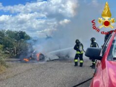 Auto in fiamme sulla provinciale tra Borore e Sedilo, salvo il conducente