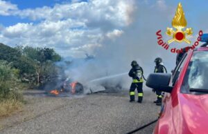 Auto in fiamme sulla provinciale tra Borore e Sedilo, salvo il conducente