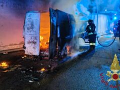 Uta, furgone dei fuochi d’artificio in fiamme durante la festa in paese