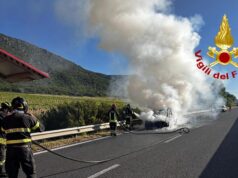 Apprensione lungo la 131 Dcn, auto si incendia durante la marcia