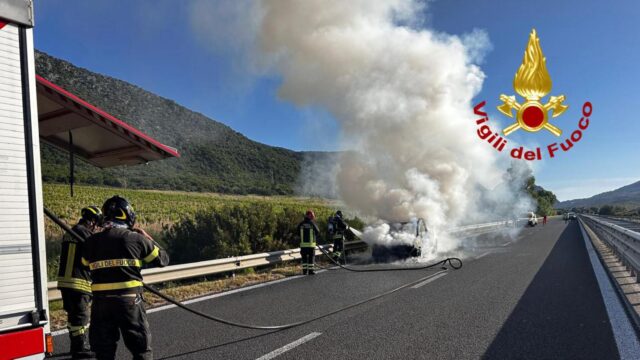 auto-incendiata-siniscola