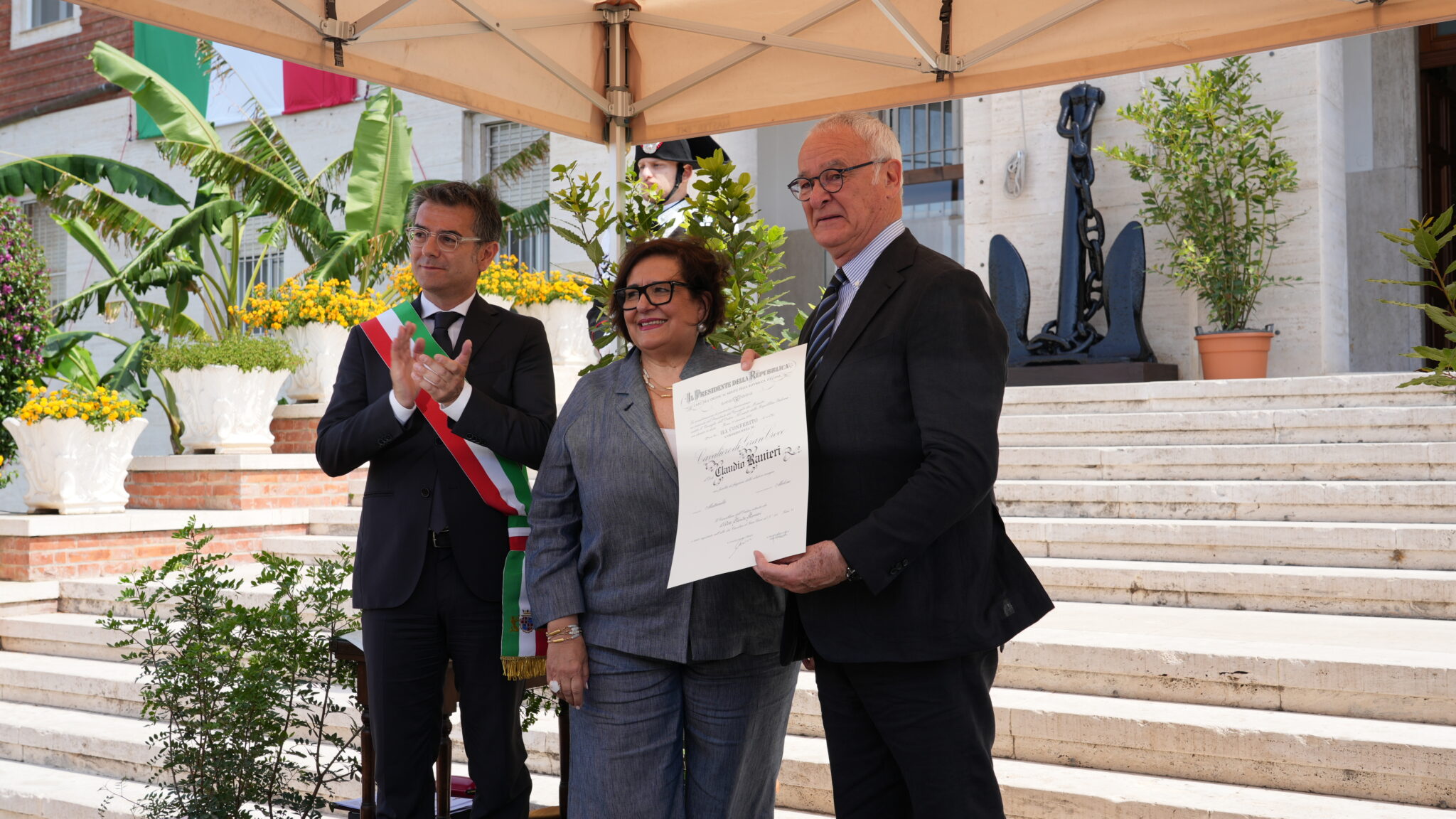 Claudio Ranieri premiato a Cagliari: è Cavaliere di Gran Croce ...