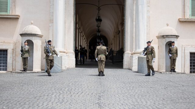 1. Militari del 151° Reggimento fanteria “Sassari” schierati in servizio di Guardia d’Onore presso il Palazzo del Quirinale.