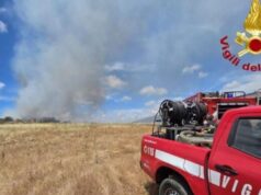 Paura a Porto Torres, incendio minaccia un’abitazione nelle vicinanze