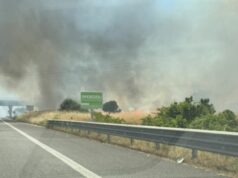 Incendio sulla Statale 131, fiamme e fumo vicino a Sestu