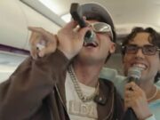 Aka7even e LDA, sorpresa sul volo per Olbia: concerto ad alta quota