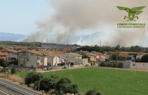 Grosso incendio a Serramanna, evacuata un’azienda: due Canadair in azione