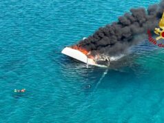 Palau, catamarano in fiamme davanti a Porto Pollo | Video