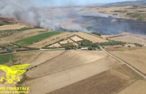 Incendio nelle campagne di Nuraminis, in azione elicotteri e Canadair