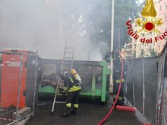 Paura a Sassari, fiamme nel cassone dei materiali inerti: nessun ferito