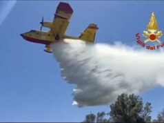 Incendi in Sardegna, mattinata di fuoco: in azione Canadair ed elicotteri | Video