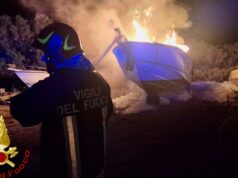 Arzachena, barca distrutta dalle fiamme in un rimessaggio